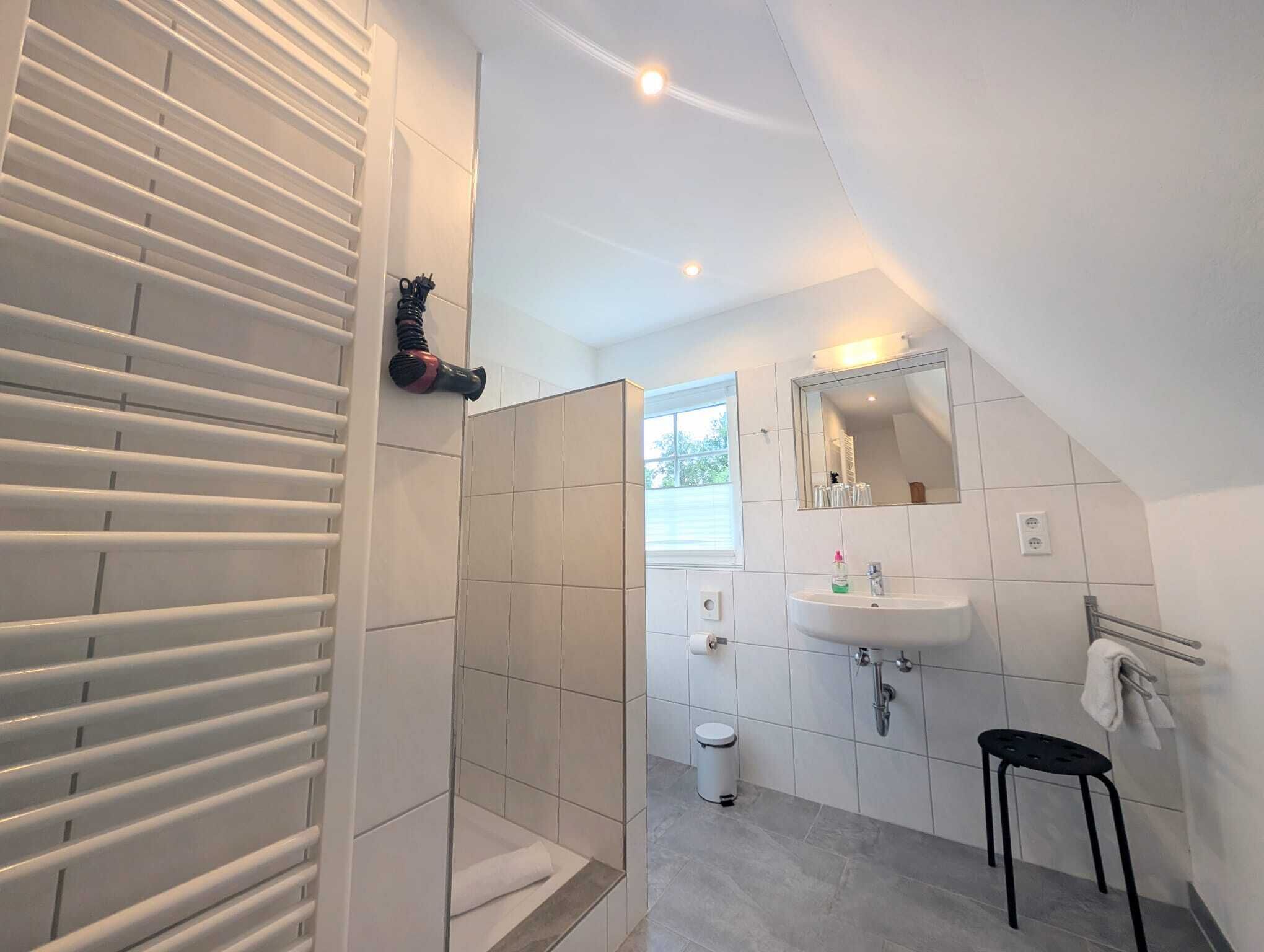 Kostenlose Toilettenartikel, Haartrockner, Handtücher