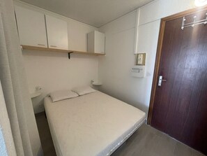 Room - 2-star apartment near thermal baths with balcony (Balaruc-les-Bains)