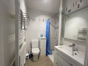 Bathroom - 2-star apartment near thermal baths with balcony (Balaruc-les-Bains)