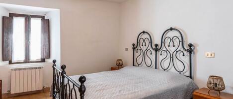 2 chambres, fer et planche Ă repasser