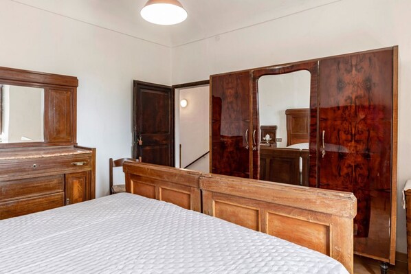2 chambres, fer et planche Ă repasser