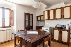 Réfrigérateur, surface de cuisson, bouilloire électrique, grille-pain