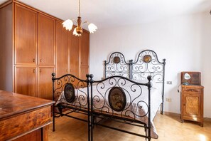 2 chambres, fer et planche à repasser