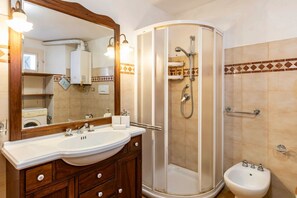 Douche, séchoir à cheveux, bidet, serviettes fournies