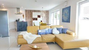 TV - Holiday Apartment 'Dinkelbach 2 E' with Mountain View, Private Terrace and Wi-Fi (Bodolz)