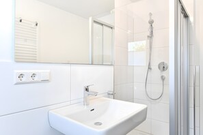 Ducha, secador de pelo y toallas