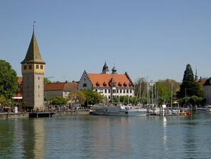 A historic building with a tower and a large building with a red roof. - Apartment 'Dinkelbach Feriendomicil 2 E' with Mountain View, Private Terrace & Wi-Fi (Bodolz)