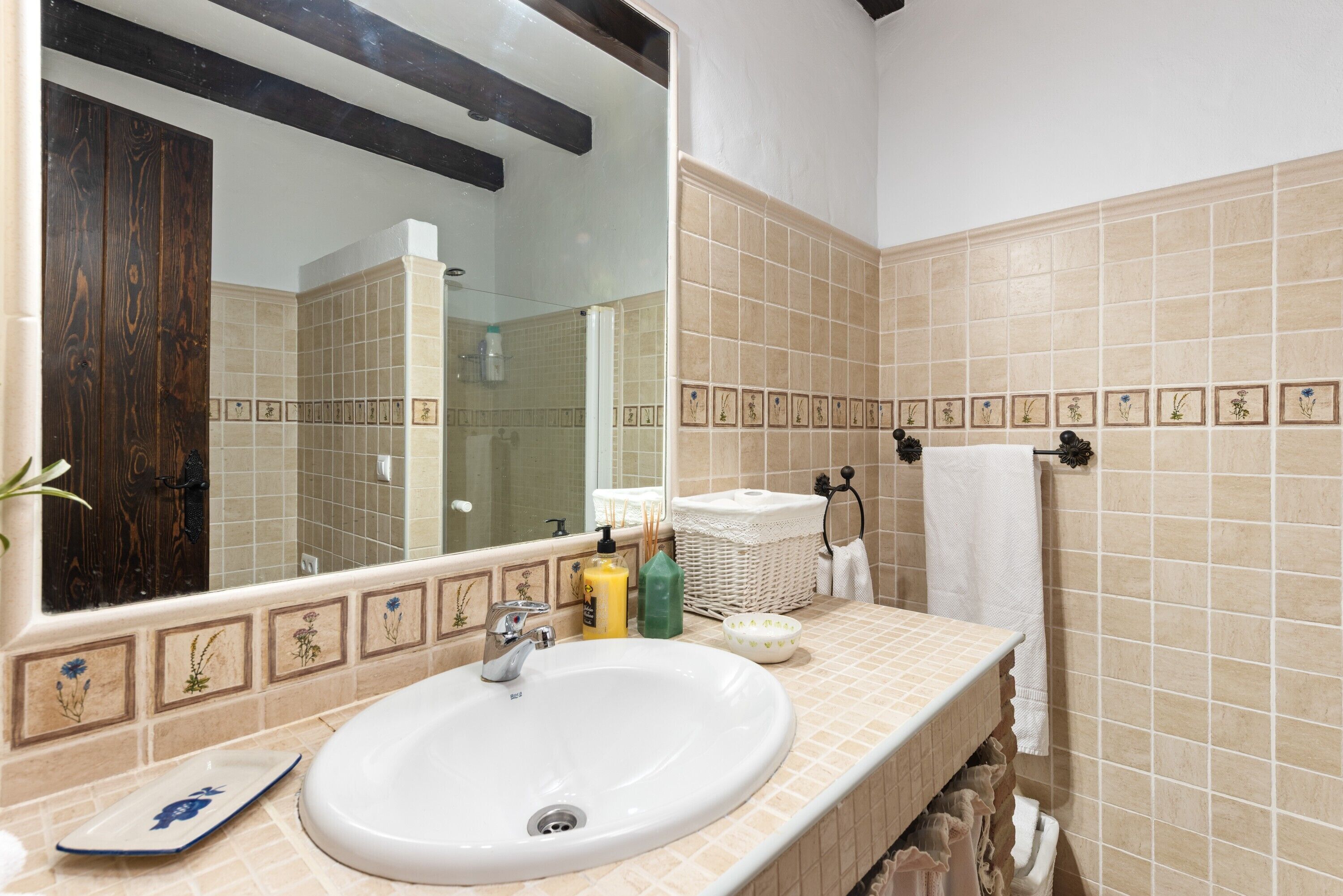 Een douche, een haardroger, handdoeken