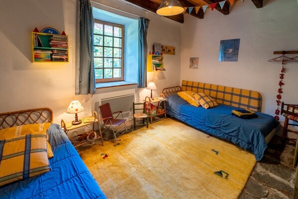 3 bedrooms, iron/ironing board, bed sheets