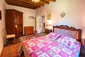 3 habitaciones, tabla de planchar con plancha y ropa de cama