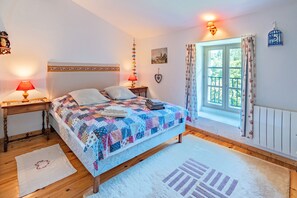 3 chambres, fer et planche à repasser