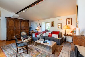 Una chimenea, un reproductor estéreo