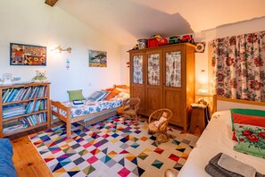 3 bedrooms, iron/ironing board, bed sheets