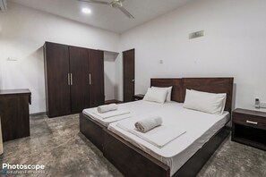4 bedrooms, iron/ironing board, WiFi, bed sheets