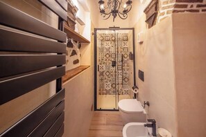 Douche, sèche-cheveux, bidet, serviettes fournies