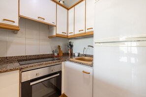 Jääkaappi, mikroaaltouuni, uuni, liesi