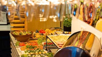 Se ofrece un desayuno bufé (45 PLN por persona)