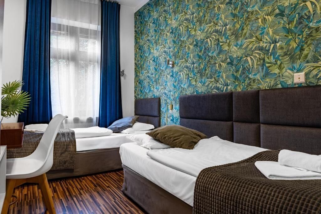 غرفة بسريرين منفصلين بتجهيزات أساسية | مكتب وواي فاي مجانًا