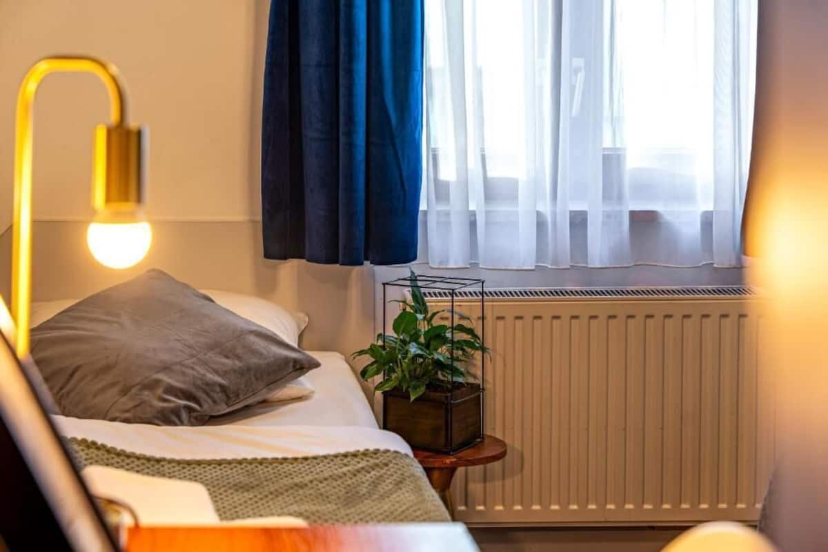Single Room | Desk, free WiFi