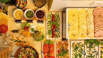 Se ofrece un desayuno bufé (45 PLN por persona)