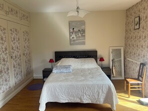 Iron/ironing board, WiFi, bed sheets