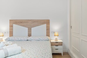 3 chambres, fer et planche à repasser, Wi-Fi, draps fournis