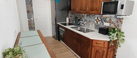 Frigorifero, microonde, forno, piano cottura