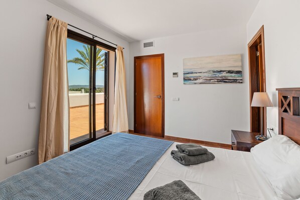 4 عدّة غرف نوم ومكواة/لوح كي وواي فاي مجانًا وملاءات أسرّة