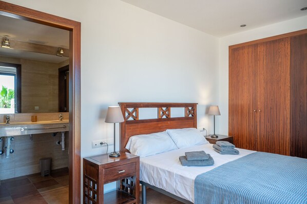 4 bedrooms, iron/ironing board, free WiFi, bed sheets
