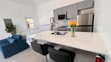 Frigorifero, microonde, forno, piano cottura