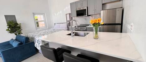 Kühlschrank, Mikrowelle, Ofen, Herdplatte