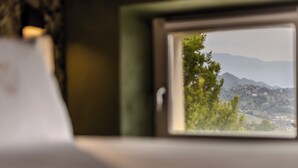 A window with a view of a mountainous landscape. - Tenuta Duchi Corbanus (Tarzo)