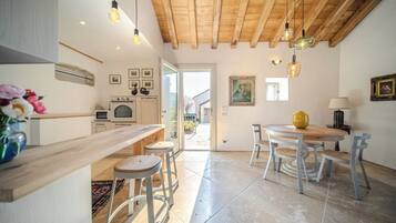 Appartement, vue colline, rez-de-chaussée | Coin séjour | Télévision à écran plat