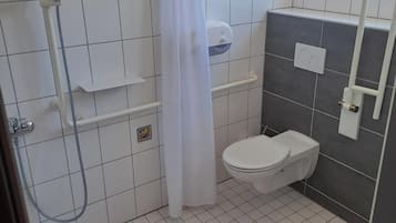 Douche, sèche-cheveux, serviettes fournies, savon
