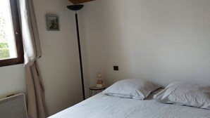 2 soverom, strykejern/-brett og sengetøy