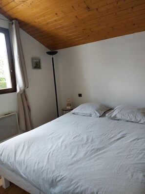 2 bedrooms, iron/ironing board, bed sheets