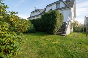 Exterior - Holiday Home 'Maison De Caractère' with Shared Terrace, Private Garden and Wi-Fi (Cancale)