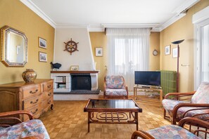 TV - Holiday Home 'Maison De Caractère' with Shared Terrace, Private Garden and Wi-Fi (Cancale)