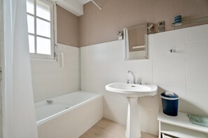 Shower - Holiday Home 'Maison De Caractère' with Shared Terrace, Private Garden and Wi-Fi (Cancale)