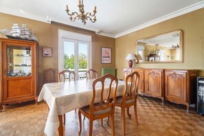 Dining - Holiday Home 'Maison De Caractère' with Shared Terrace, Private Garden and Wi-Fi (Cancale)