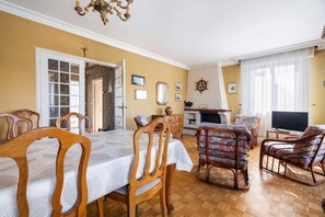 Interior - Holiday Home 'Maison De Caractère' with Shared Terrace, Private Garden and Wi-Fi (Cancale)