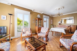 TV - Holiday Home 'Maison De Caractère' with Shared Terrace, Private Garden and Wi-Fi (Cancale)