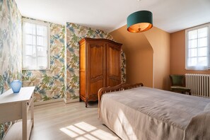 3 bedrooms, iron/ironing board, WiFi - Holiday Home 'Maison De Caractère' with Shared Terrace, Private Garden and Wi-Fi (Cancale)