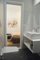 Ducha, secador de pelo, bidet, toallas