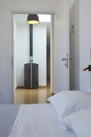 Minibar (con algunos artículos gratuitos), caja fuerte, escritorio