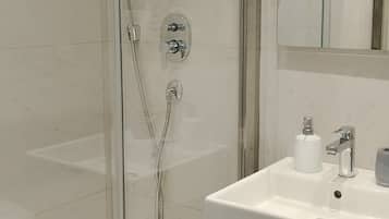 Chambre Double, 1 lit double (External Bathroom) | Salle de bain