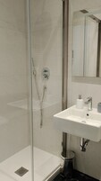 Ducha, secador de pelo, bidet, toallas