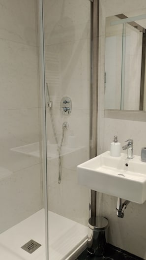 Double Room, 1 Double Bed (External Bathroom) | Bathroom | Shower, hair dryer, bidet, towels