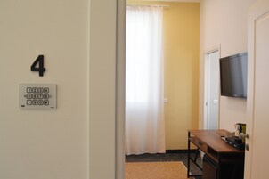 Minibar (con algunos artículos gratuitos), caja fuerte, escritorio