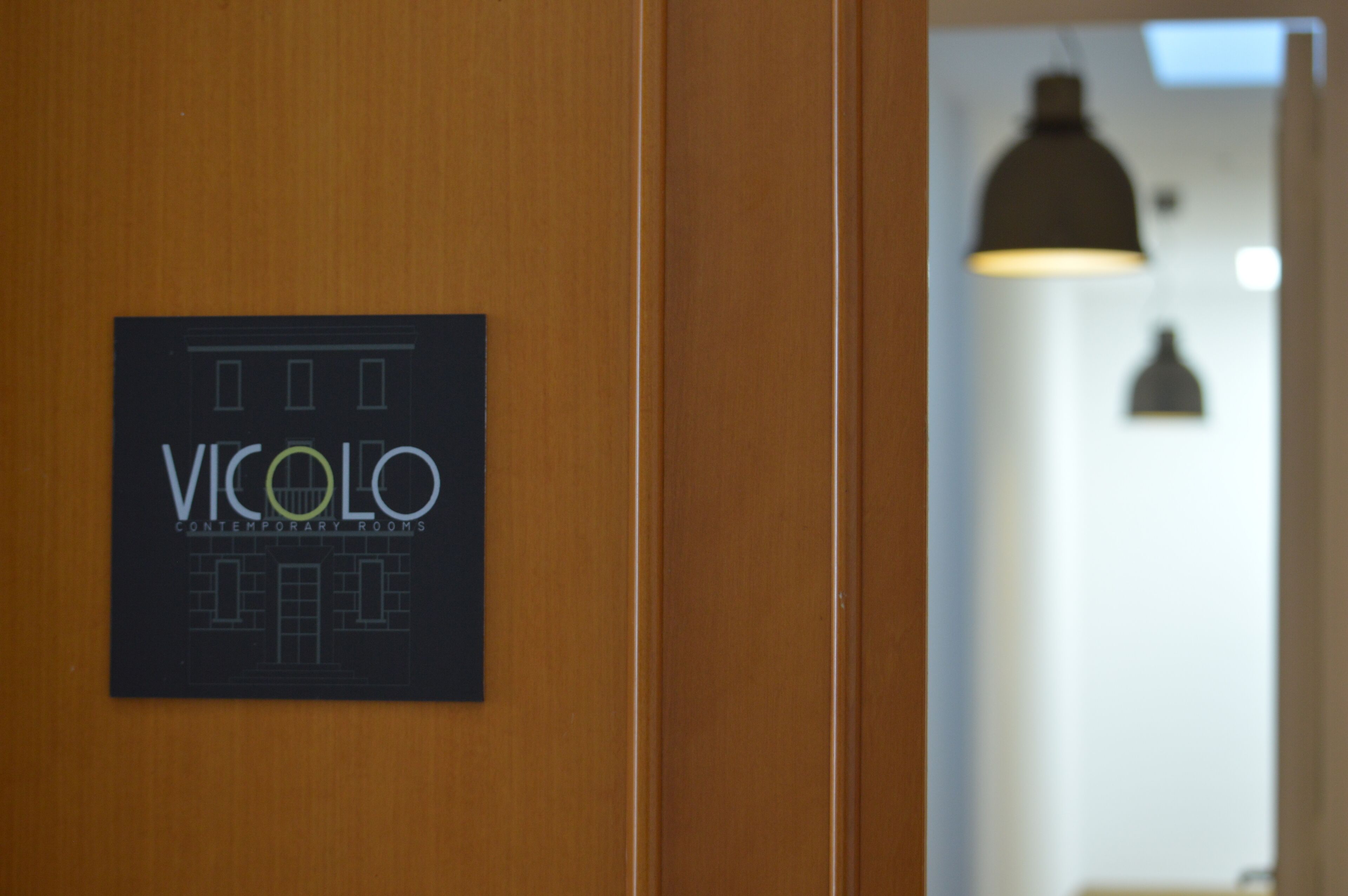 Minibaari (osa tuotteista ilmaisia), tallelokero huoneessa, työpöytä